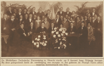 870358 Groepsportret van de leden van de Middelbare Technische Vereeniging te Utrecht, bij de viering van het 12½- ...